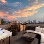 5 Star Stay! Rooftop Hot Tub Walk To Gulch Holiday home