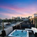 5 Star Stay! Rooftop Hot Tub Walk To Gulch Nashville