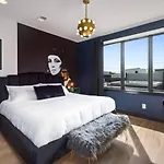 5 Star Stay! Rooftop Hot Tub Walk To Gulch Nashville
