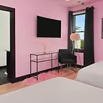 Holiday home 5 Star Stay! Rooftop Hot Tub Walk To Gulch *