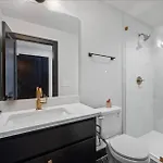 5 Star Stay! Rooftop Hot Tub Walk To Gulch Holiday home *