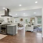 Modern Music Oasis Sauna & Spacious Yard Holiday home