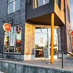 East Getaway - Walk To Parks Golf & Music Spots *