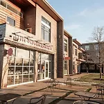 Holiday home East Getaway - Walk To Parks Golf & Music Spots