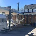 East Getaway - Walk To Parks Golf & Music Spots