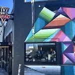 East Getaway - Walk To Parks Golf & Music Spots