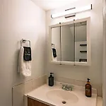 Holiday home East Getaway - Walk To Parks Golf & Music Spots