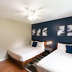Holiday home East Getaway - Walk To Parks Golf & Music Spots *