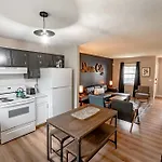 East Getaway - Walk To Parks Golf & Music Spots Holiday home