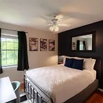 East Getaway - Walk To Parks Golf & Music Spots