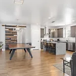 Lucky Bachelor 5 Min To Broadway With Hot Tub