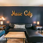 Holiday home East Getaway - Walk To Parks Golf & Music Spots