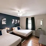 East Getaway - Walk To Parks Golf & Music Spots Holiday home *