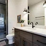 Holiday home West End Dreams-2 Homes-6 Mins To Broadway Nashville