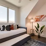 Holiday home West End Dreams-2 Homes-6 Mins To Broadway *