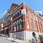 Spacious Nash Home For 12 Guests With Rooftop Views And Hot Tub