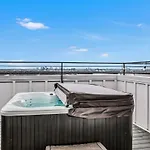Stylish - Rooftop Deck - Hot Tub *