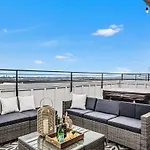 Holiday home Stylish - Rooftop Deck - Hot Tub *