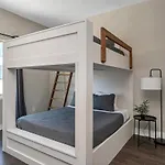 Brand New Side By Side Homes - Sleeps 24 Guests Holiday home Nashville