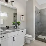 Gorgeous New Nash - Rooftop Views - Hot Tub Holiday home Nashville