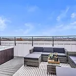 Large Rooftop Hot Tub & View Holiday home Nashville