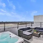 Large Rooftop Hot Tub & View Holiday home