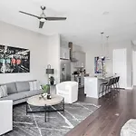 Large Rooftop Hot Tub & View Holiday home Nashville