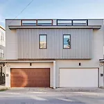 Side By Side Era Houses - Hot Tubs - Rooftop Views