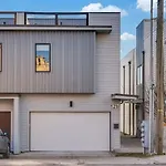 Rooftop Skyline Views - Private Hot Tub - Fire Pit