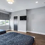 Two Large Homes Minutes To Downtown