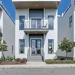 Holiday home Gorgeous Home-minutes To Lower Broadway