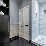 Modern 6br By Maddox Apartment *