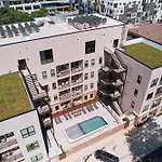 Modern Music Row With King & Queen Bedrooms + Private Balcony Pool & Fitness Center Walk To Rca B & Local Dining Under 2 Miles To Broadway Garage Parking Elevator Access 24 Hr Hospitality Holiday home *