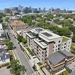 Let Er Buck On Music Row, Mins To Broadway With Pool, Gym, Balcony
