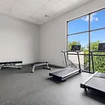 Let Er Buck On Music Row, Mins To Broadway With Pool, Gym, Balcony Holiday home