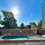 Holiday home Let Er Buck On Music Row, Mins To Broadway With Pool, Gym, Balcony *