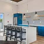 Let Er Buck On Music Row, Mins To Broadway With Pool, Gym, Balcony Nashville