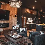 Let Er Buck On Music Row, Mins To Broadway With Pool, Gym, Balcony