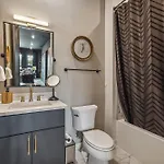 Let Er Buck On Music Row, Mins To Broadway With Pool, Gym, Balcony * Nashville