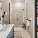 Let Er Buck On Music Row, Mins To Broadway With Pool, Gym, Balcony * Nashville