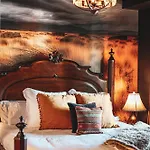 Let Er Buck On Music Row, Mins To Broadway With Pool, Gym, Balcony *