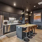 Let Er Buck On Music Row, Mins To Broadway With Pool, Gym, Balcony Holiday home