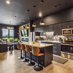 Let Er Buck On Music Row, Mins To Broadway With Pool, Gym, Balcony * Nashville