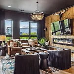 Let Er Buck On Music Row, Mins To Broadway With Pool, Gym, Balcony *