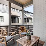 Modern Bliss With Garage By 12 South Restaurants And 2 Miles Broadway Holiday home