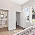 Modern Bliss With Garage By 12 South Restaurants And 2 Miles Broadway Holiday home *