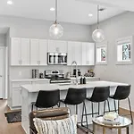 Holiday home Modern Bliss With Garage By 12 South Restaurants And 2 Miles Broadway
