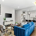 Modern Bliss With Garage By 12 South Restaurants And 2 Miles Broadway Holiday home *