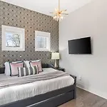 Holiday home Modern Bliss With Garage By 12 South Restaurants And 2 Miles Broadway *