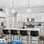 Holiday home Modern Bliss With Garage By 12 South Restaurants And 2 Miles Broadway